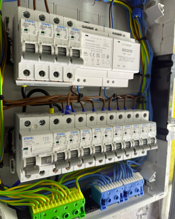 Quadro elétrico com disjuntores, diferenciais e proteção contra sobretensões