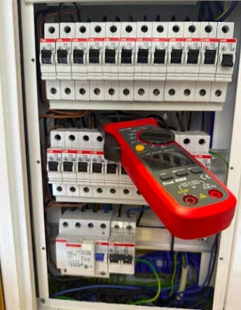 Ensaios e medições num quadro elétrico com multímetro True RMS