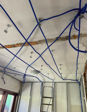 Cablagem elétrica instalada em teto de obra no Porto
